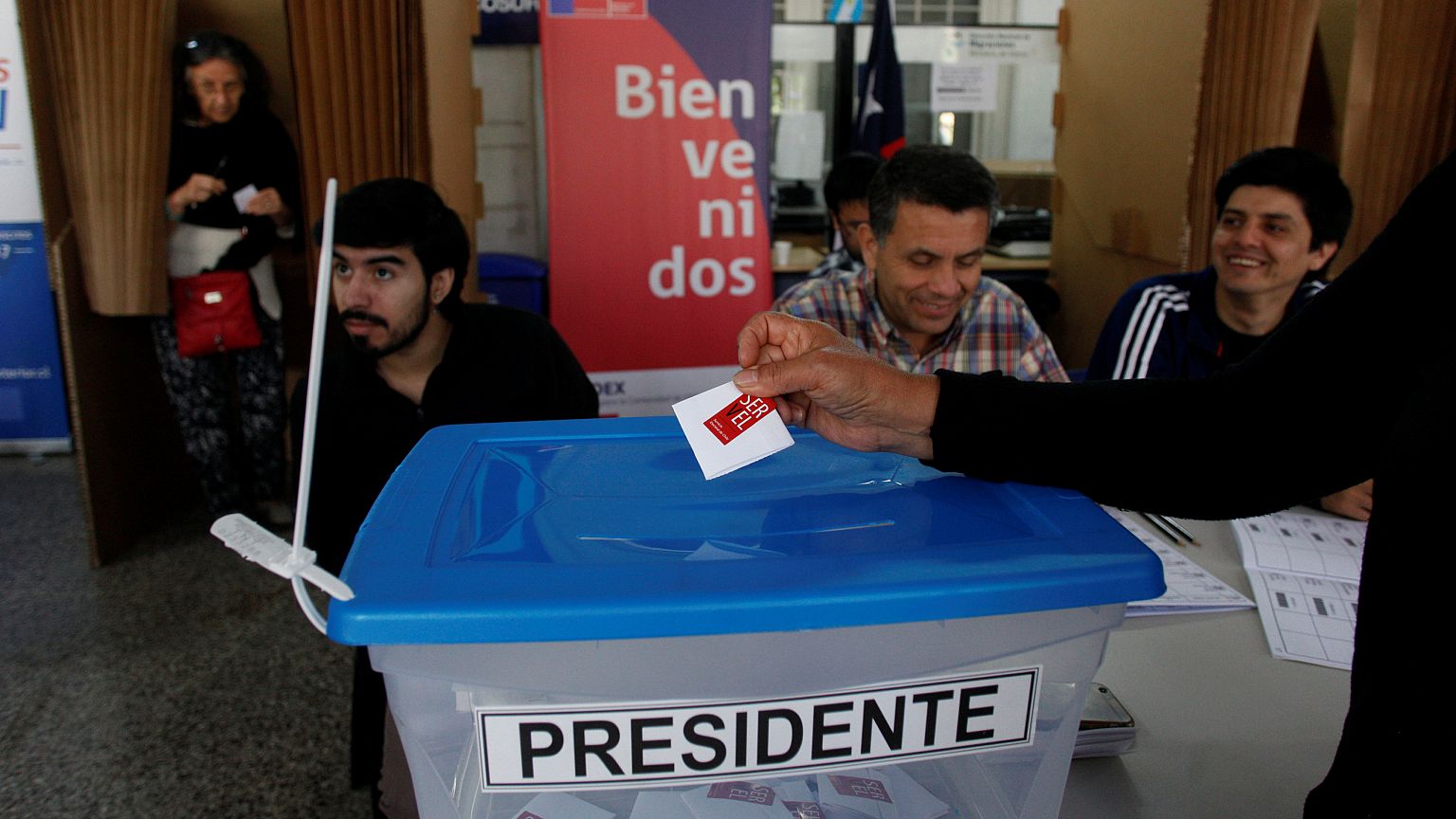 Si vota in Cile, Guillier sfida il favorito Piñera, con un asso nella manica