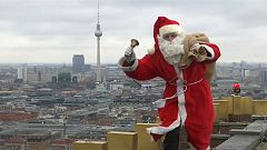 Papá Noel emula a Spiderman en Berlín para llevar regalos a los niños 