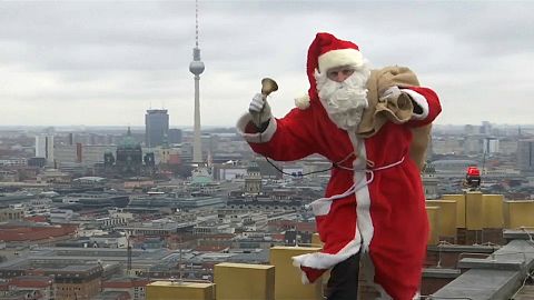 Papá Noel emula a Spiderman en Berlín para llevar regalos a los niños 