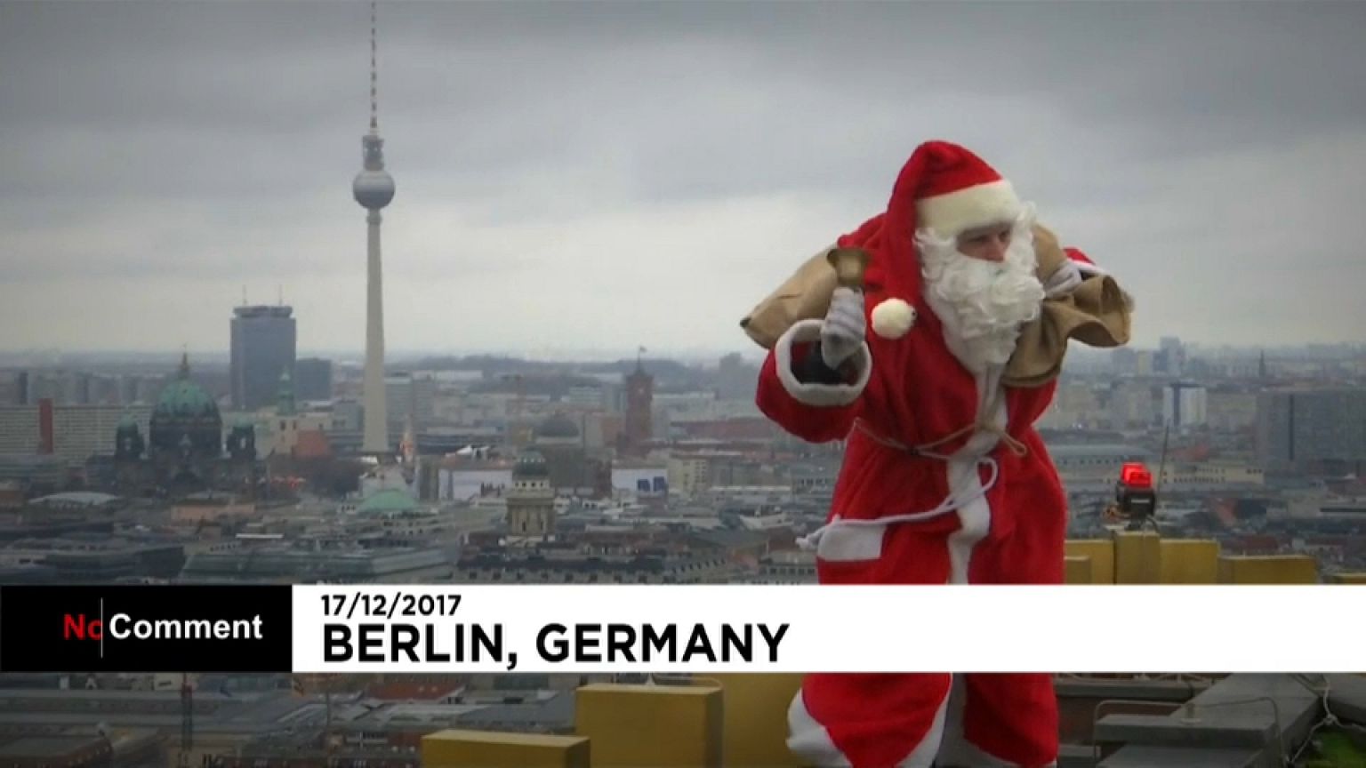 Weihnachtsmann klettert auf ein Hochhaus in Berlin