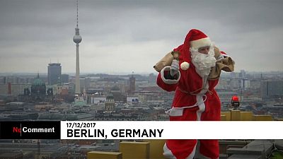 Weihnachtsmann klettert auf ein Hochhaus in Berlin