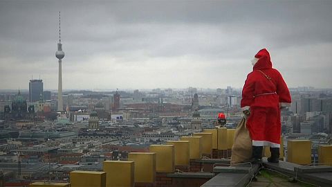Noel Baba gökdelenin tepesinde