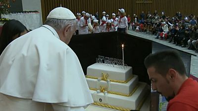 Papa 81. yaş gününü Romalı çocuklarla kutladı