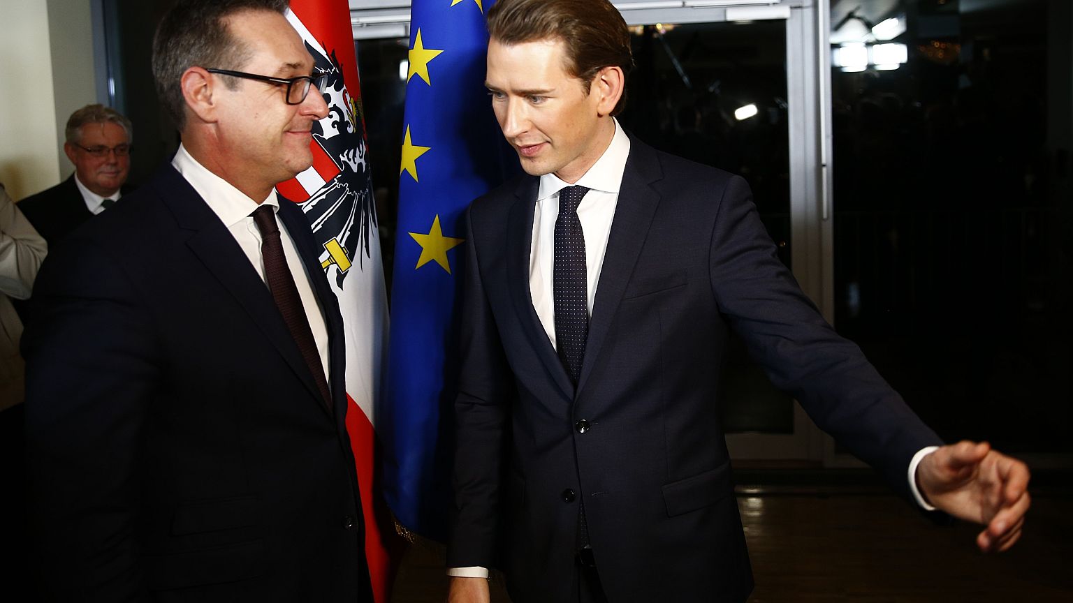 Direita e extrema-direita no poder em Viena prometem luta contra imigração 