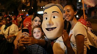 Anhänger von Sebastián Piñera feiern mit seinem Konterfei