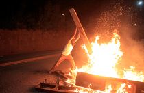 Manifestante prende fuego a una barricada en Honduras