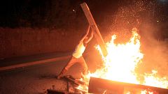Manifestante prende fuego a una barricada en Honduras