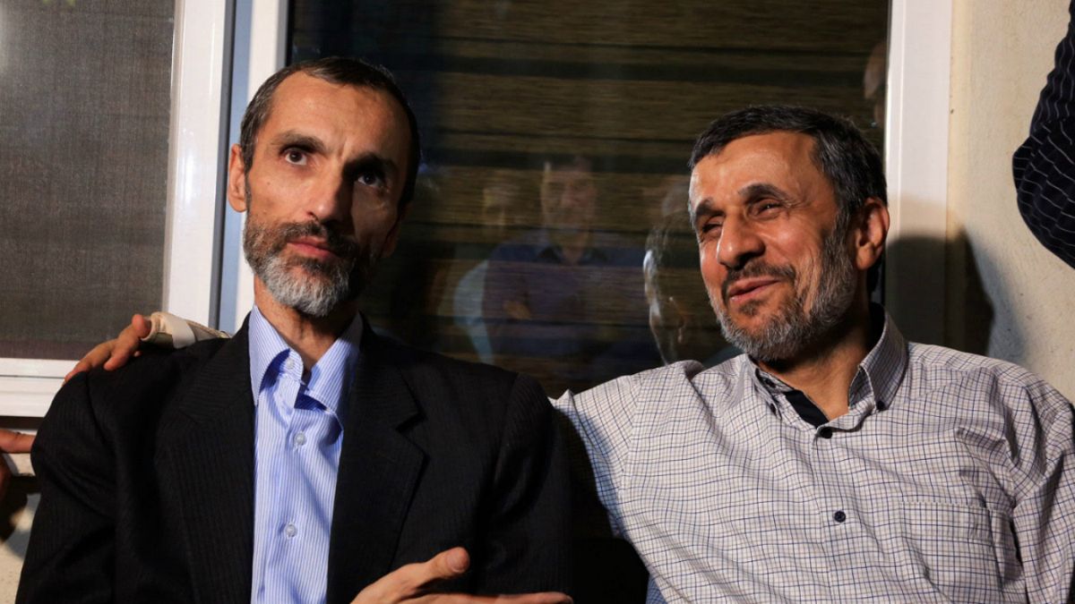 محمود احمدی نژاد در کنار حمید بقایی پس از آزادی از زندان 