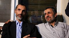 محمود احمدی نژاد در کنار حمید بقایی پس از آزادی از زندان 
