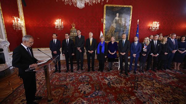 Austria: ha giurato il governo con l'estrema destra Austria: ha giurato il governo con l'estrema destra