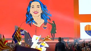 Inés Arrimadas saluda durante un mitin electoral