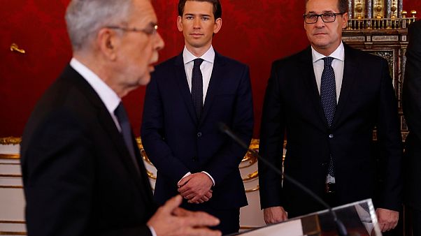 Αυστρία: Ορκίστηκε η νέα κυβέρνηση με ισχυρή ακροδεξιά Αυστρία: Ορκίστηκε η νέα κυβέρνηση με ισχυρή ακροδεξιά