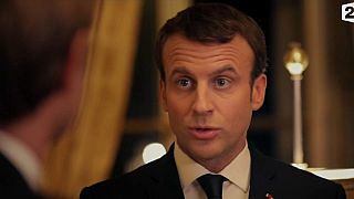 Francia, fa discutere l'intervista tv del presidente Macron