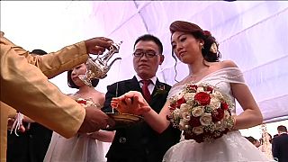 50 chinesische Paare feiern buddhistische Hochzeit auf Sri Lanka