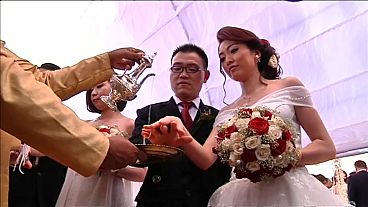 50 chinesische Paare feiern buddhistische Hochzeit auf Sri Lanka