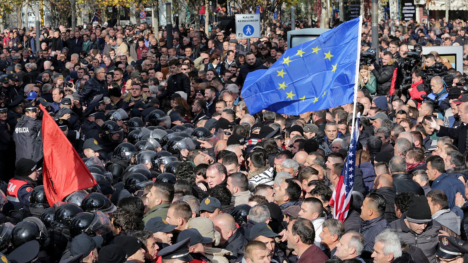 Albania, scontri fuori dal parlamento e fumogeno in aula