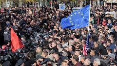 Albania, scontri fuori dal parlamento e fumogeno in aula