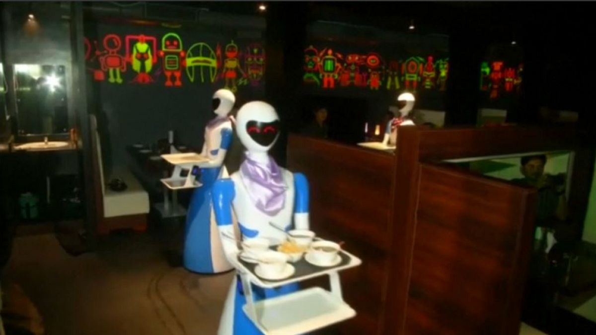 Ahol nincs borravaló-dilemma: robotok szolgálnak fel egy indiai étteremben