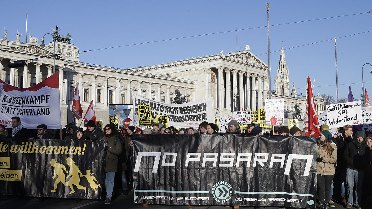 Entre 5.000 y 10.000 personas protestaron en Viena este lunes.