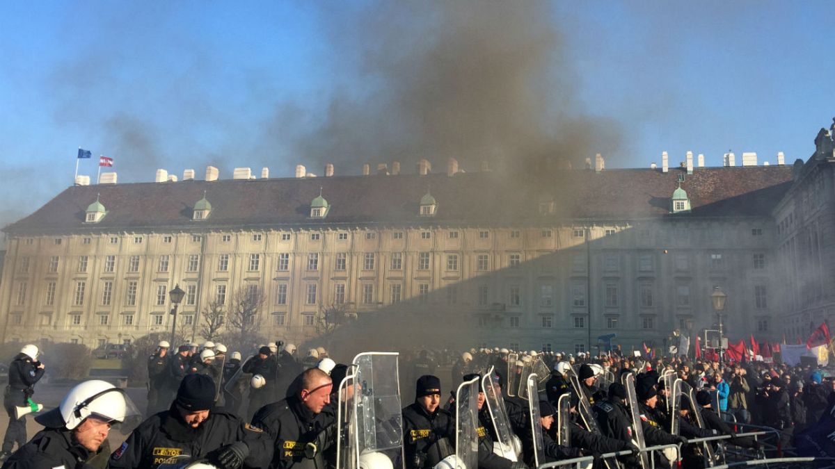 Avusturya'da aşırı sağcı yeni hükümet karşıtı gösteri
