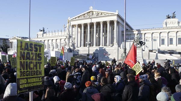 Wien: Tausende protestieren gegen ÖVP-FPÖ Regierung Wien: Tausende protestieren gegen ÖVP-FPÖ Regierung