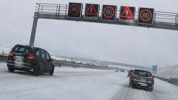 Xάος στη Φρανκφούρτη από τις σφοδρές χιονοπτώσεις Xάος στη Φρανκφούρτη από τις σφοδρές χιονοπτώσεις