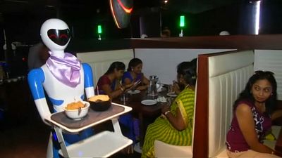 Hindistan'daki ‘robot garsonlara’ büyük ilgi