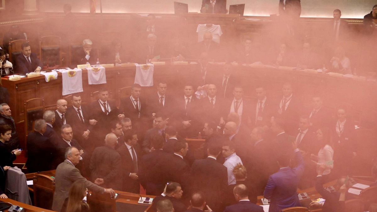 Αλβανία: Καπνογόνα στο κοινοβούλιο