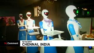 Robôs são empregados de mesa na Índia
