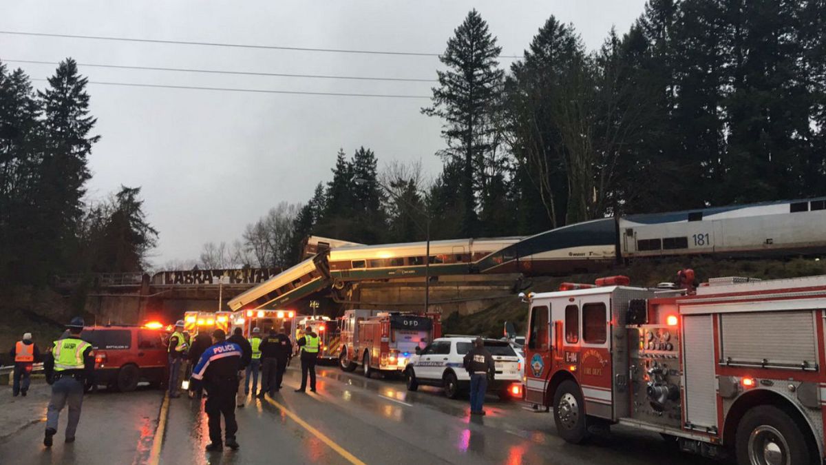 یک واگن از قطار ۵۰۱ شرکت امتراک به روی خودروهای در حال عبور سقوط کرد