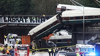 Zsúfolt autópályára zuhant egy vonat Washington államban