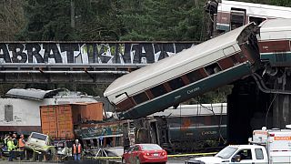 Al menos 6 muertos al descarrilar un tren en EEUU