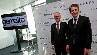 Philippe Valle, CEO da Gemalto, com o presidente da Thales, Patrice Caine