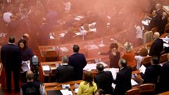 Rauchbombe im albanischen Parlament 