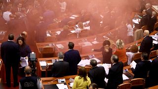 Rauchbombe im albanischen Parlament