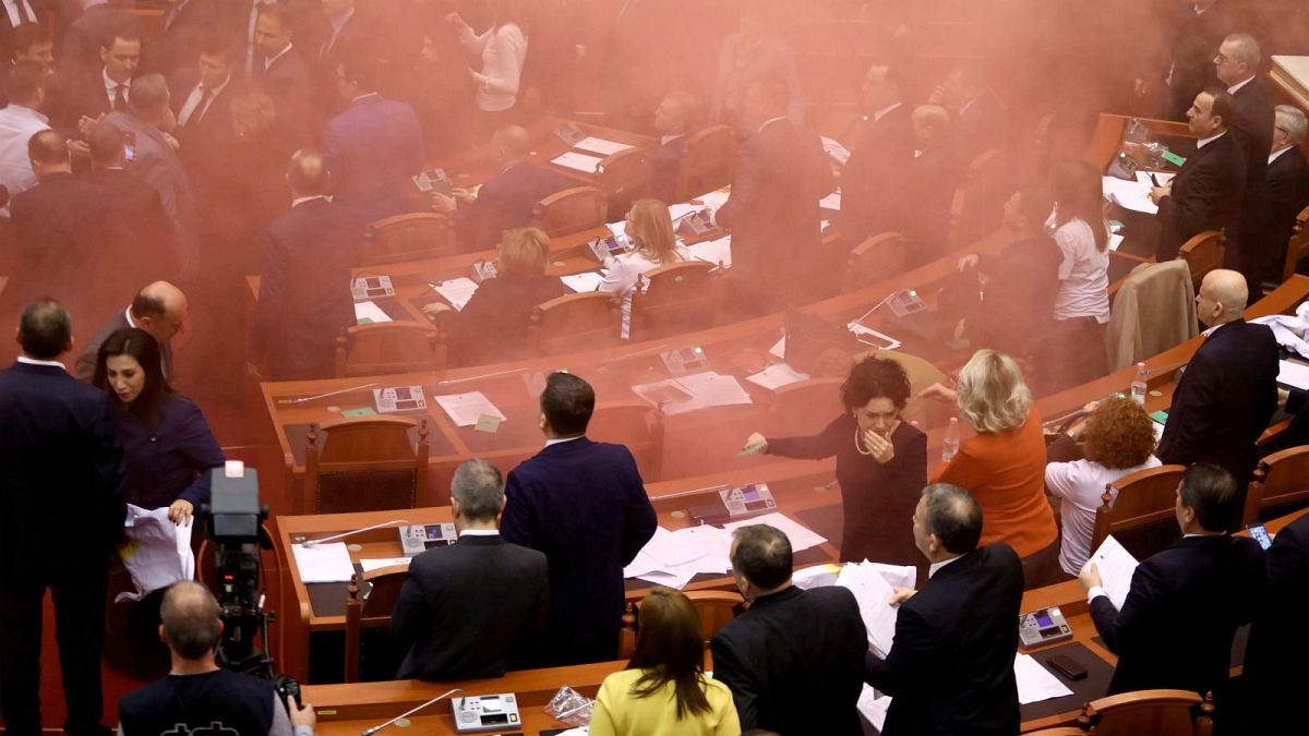 Albanie : des fumigènes lancés dans le Parlement 