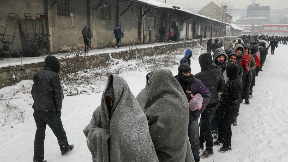 صف طولانی پناهجویان در سرما برای دریافت غذا
