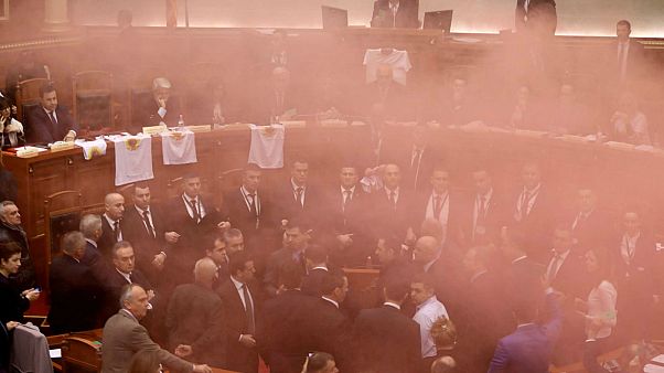 درگیری نمایندگان در پارلمان آلبانی در پی انتخاب دادستان کل جدید درگیری نمایندگان در پارلمان آلبانی در پی انتخاب دادستان کل جدید