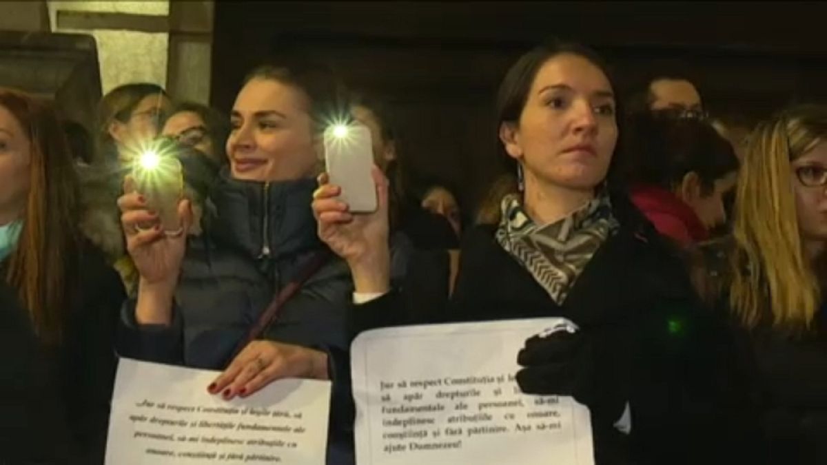 Bírák és ügyészek tüntettek Bukarestben
