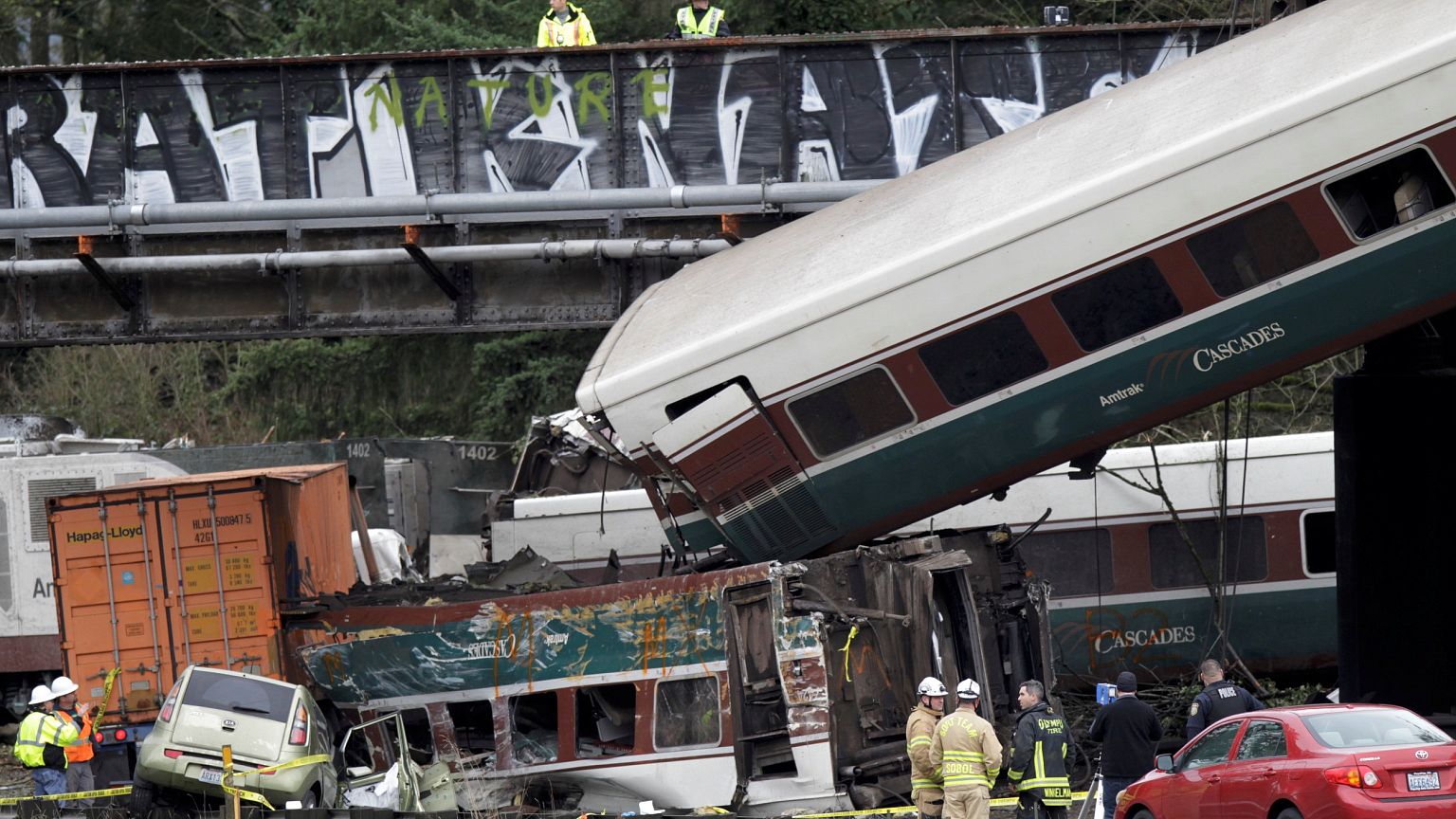 Treno piomba in autostrada: indiziata la velocità