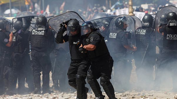 Violentos disturbios y huelga por la reforma de las pensiones en Argentina Violentos disturbios y huelga por la reforma de las pensiones en Argentina