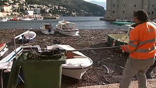 Le port de Dubrovnik envahi de déchets