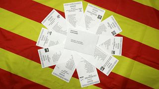 Le schede elettorali sulla bandiera catalana