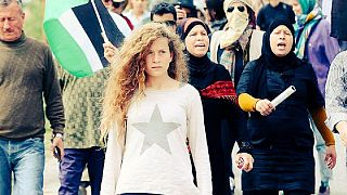 الطفلة الفلسطينية عهد التميمي أثناء مشاركتها في مظاهرة بالضفة الغربية