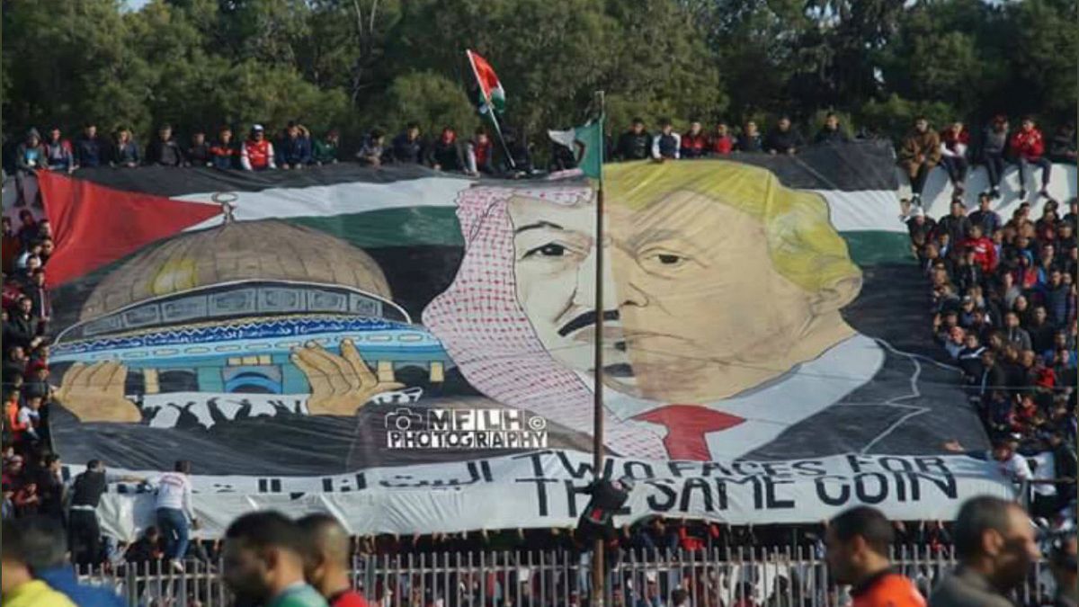 لافتة نصرة القدس التي رفعها مشجعون جزائريون في ملعب عين مليلة