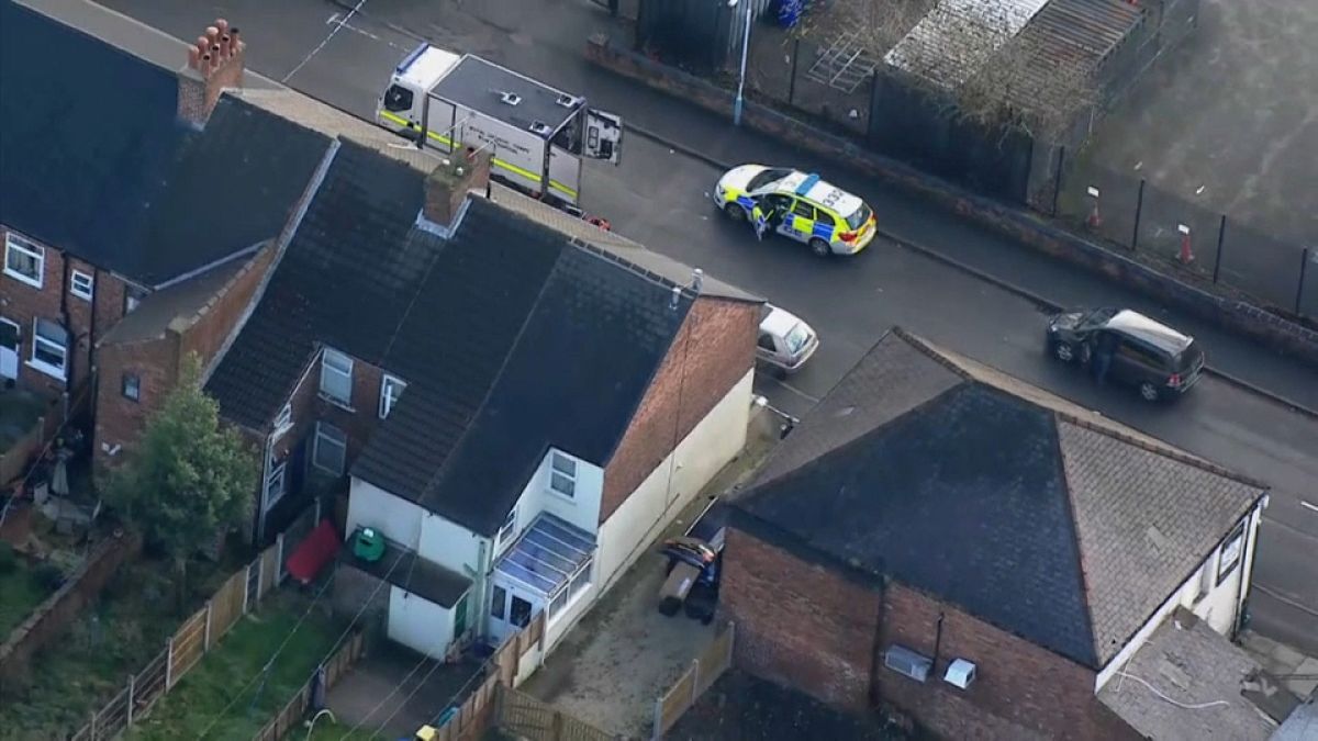 Homes evacuated in UK anti-terror raids