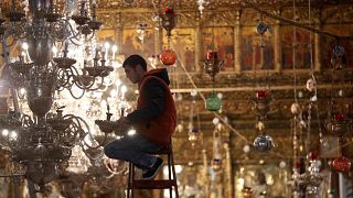 Un trabajador prepara las luces de la iglesia de la Natividad en Belén.