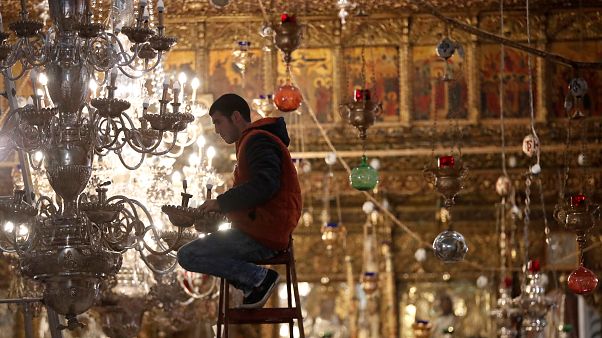 Un trabajador prepara las luces de la iglesia de la Natividad en Belén. Un trabajador prepara las luces de la iglesia de la Natividad en Belén.
