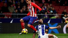 Antoine Griezmann numa jogada com Guillermo Maripa do Alavés