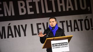 Vona Gábor, a Jobbik elnöke beszél pártja tüntetésén a Fidesz-székház előtt